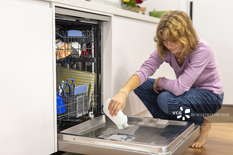 用洗碗机练习推杆的少女图片素材