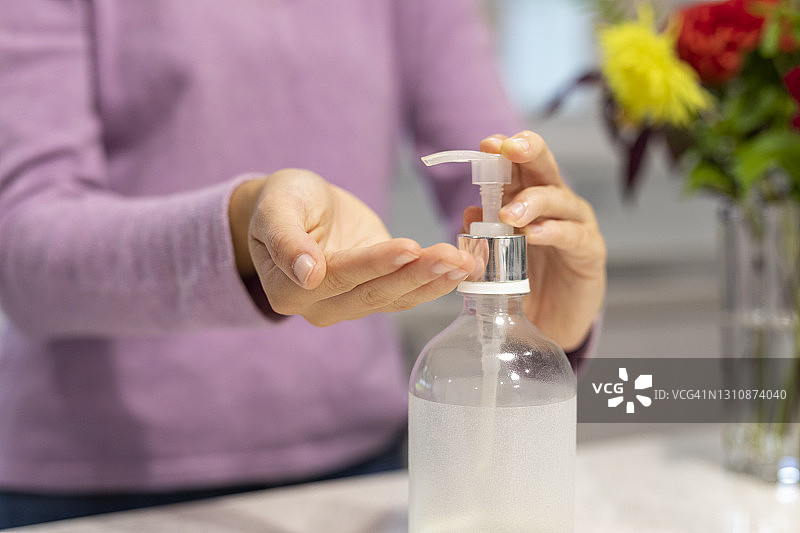 女人使用洗手液图片素材