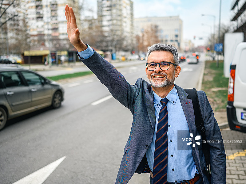商人街头招手打车图片素材