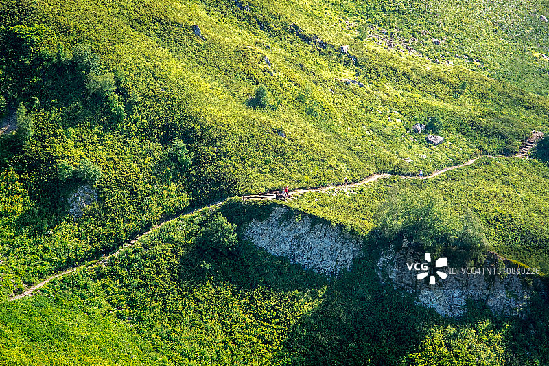 俄罗斯索契红波利亚纳滑雪胜地高加索山脉的夏季风光：黑金字塔山，海拔2300米图片素材