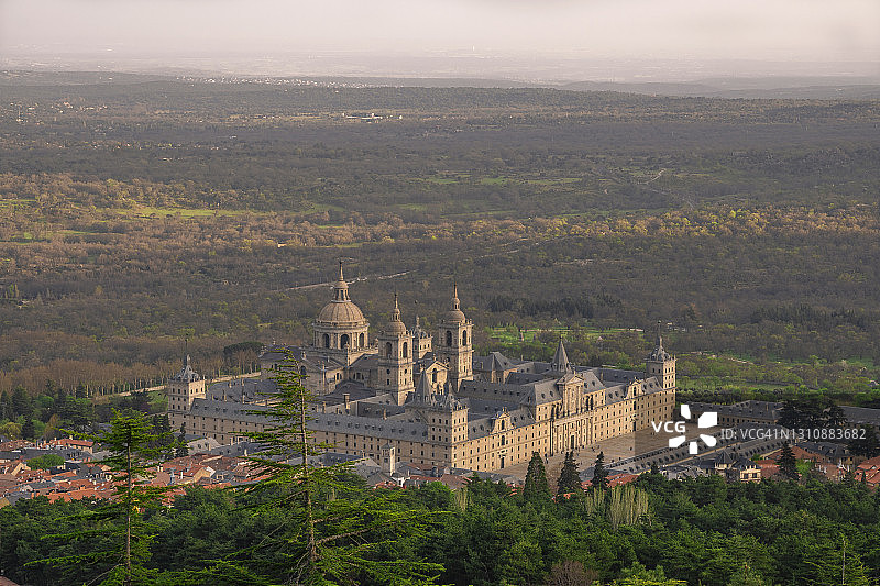 西班牙马德里埃斯科里亚尔修道院和圣洛伦索-德埃斯科里亚尔镇的远景图片素材