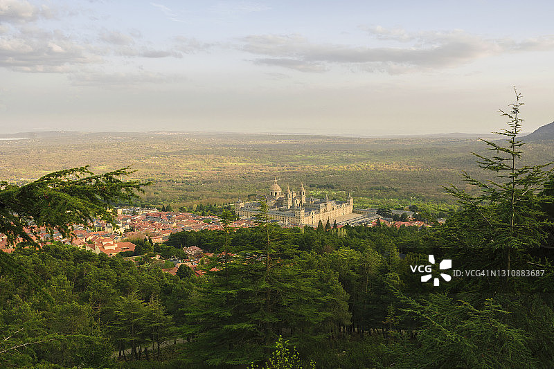 西班牙马德里埃斯科里亚尔修道院和圣洛伦索-德埃斯科里亚尔镇的远景图片素材