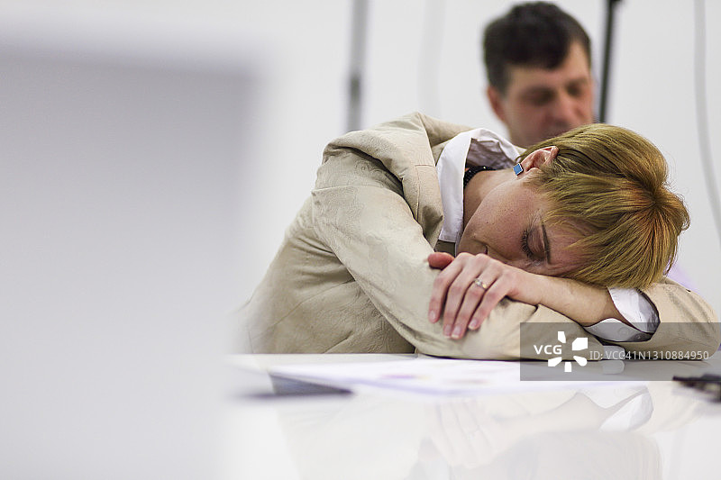 团队在办公室休息和睡觉图片素材