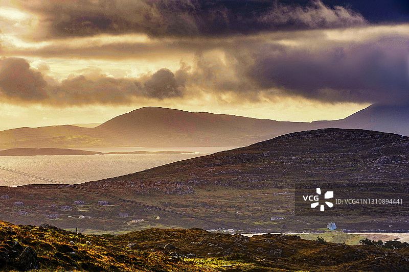 爱尔兰凯里环Darrynane湾的阴沉天空图片素材