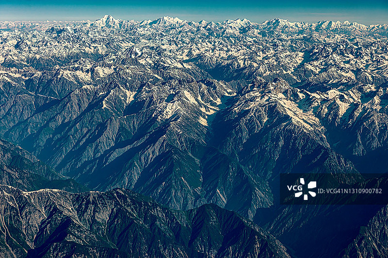 航拍：从空中俯瞰斯瓦特山谷、蒂里奇米尔峰（巴基斯坦，中亚）图片素材