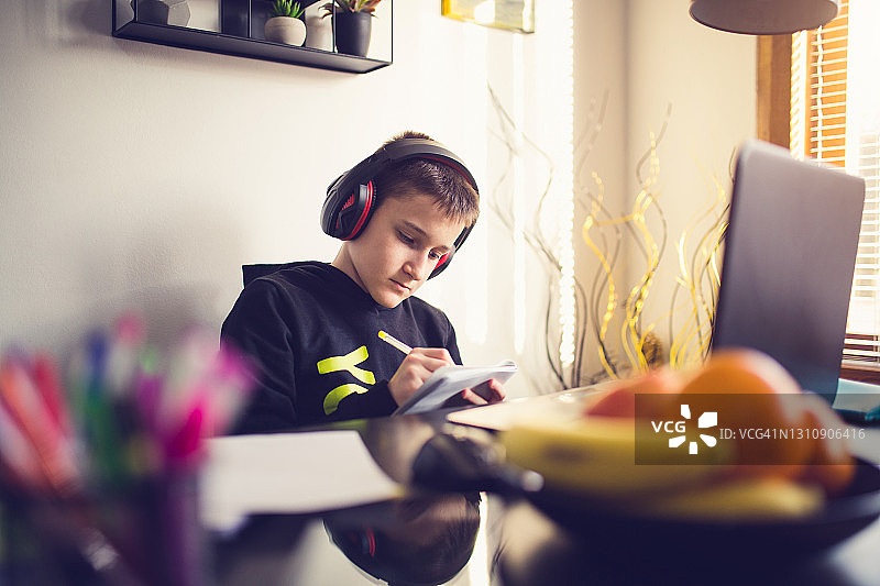 男孩做作业图片素材