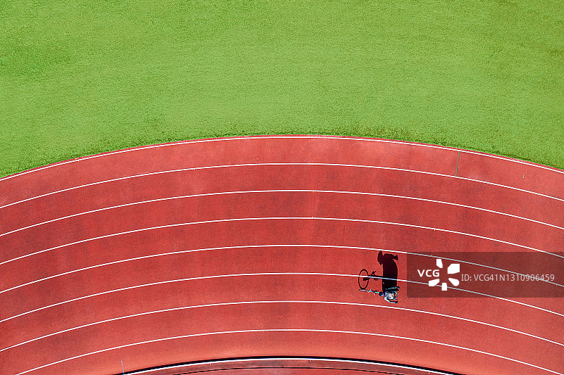 从正上方看到的男子轮椅赛跑图片素材