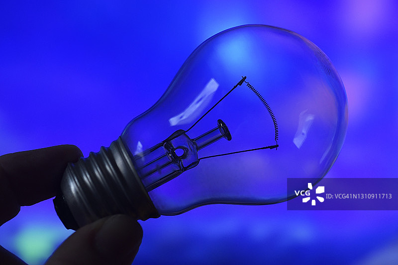 手持钨丝灯泡图片素材