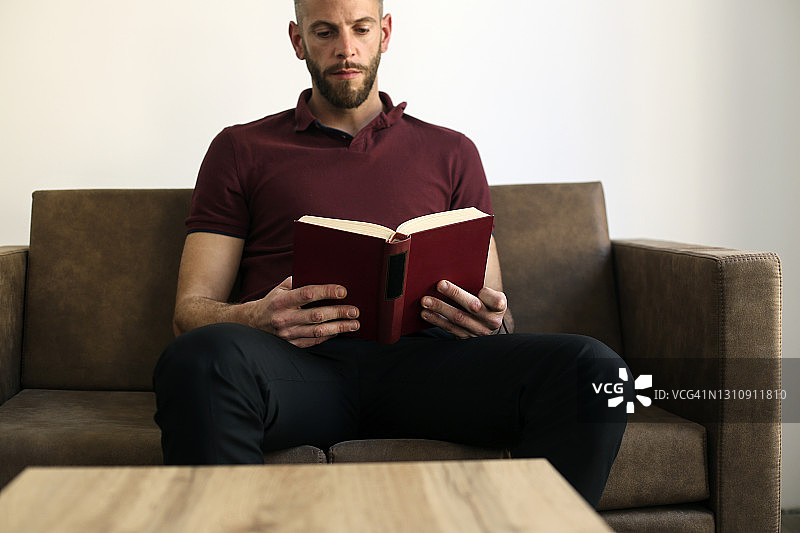 读一本书图片素材