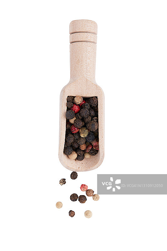 白色背景下的混合胡椒粉木勺图片素材