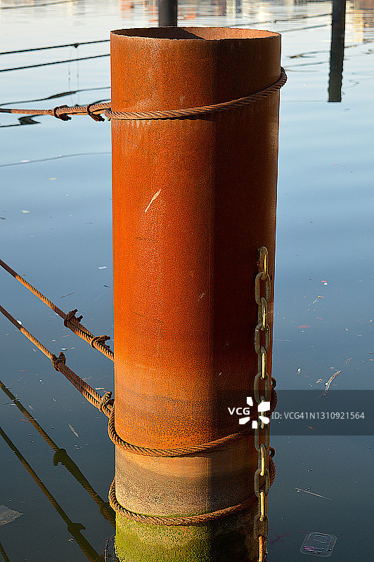水中生锈的管子特写图片素材