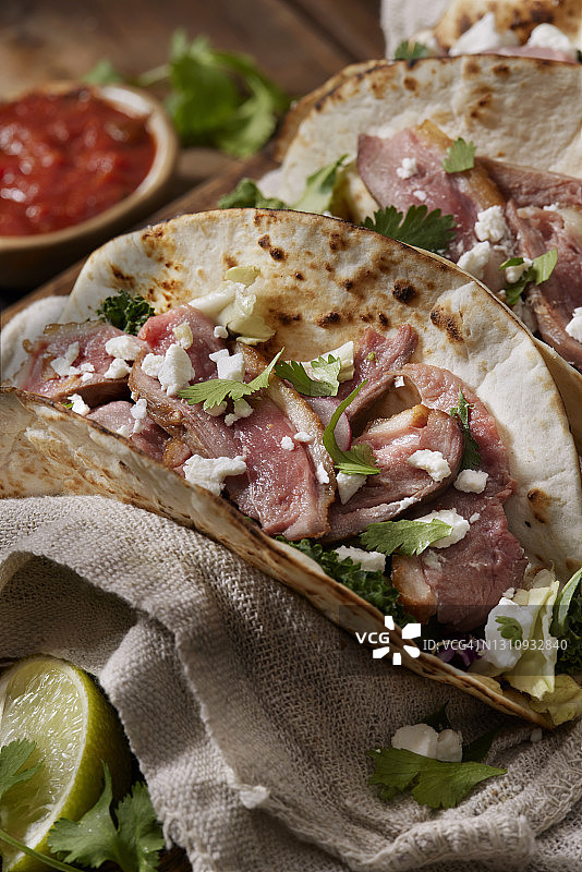 香煎鸭胸肉配海鲜酱墨西哥玉米饼图片素材