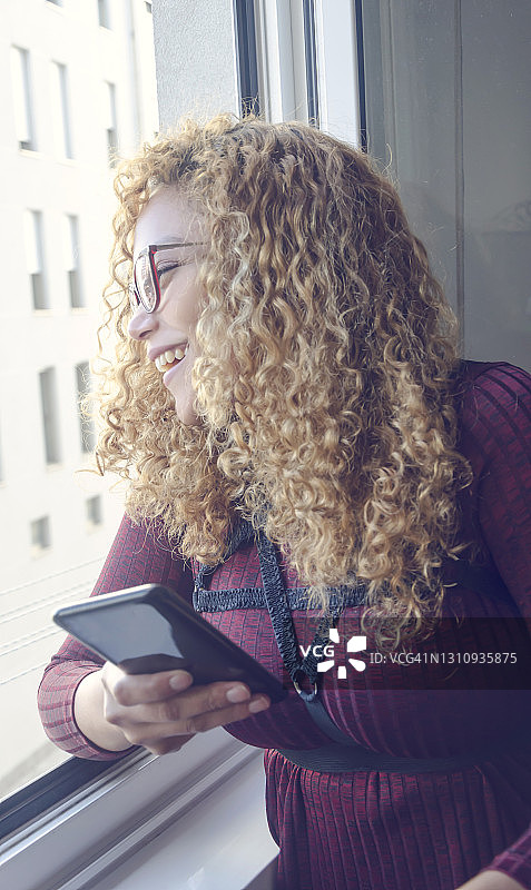 在家中使用智能手机的漂亮女人特写图片素材