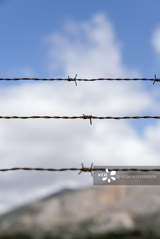 蓝天下的带刺铁丝网图片素材