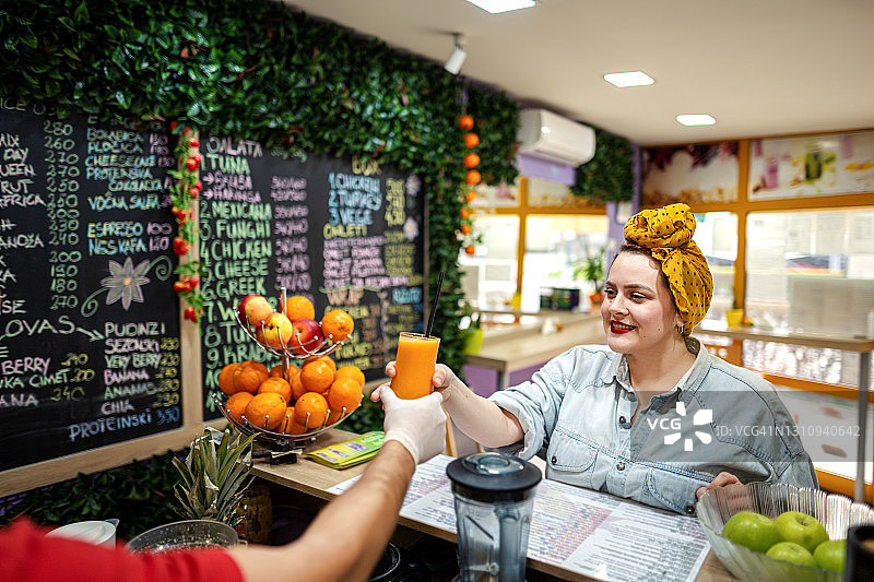 正在挑选冰沙的女人图片素材