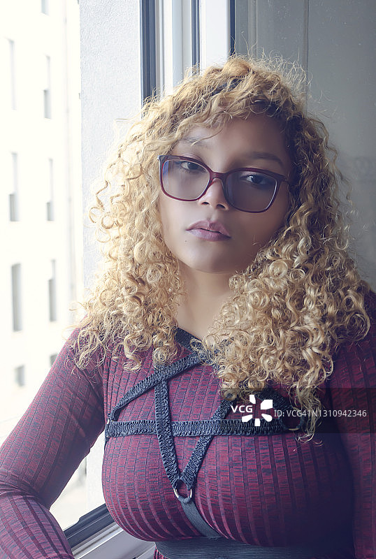 站在窗边的美丽女子特写图片素材