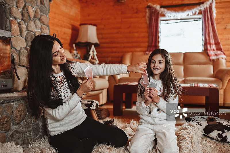 母亲教女儿玩牌图片素材