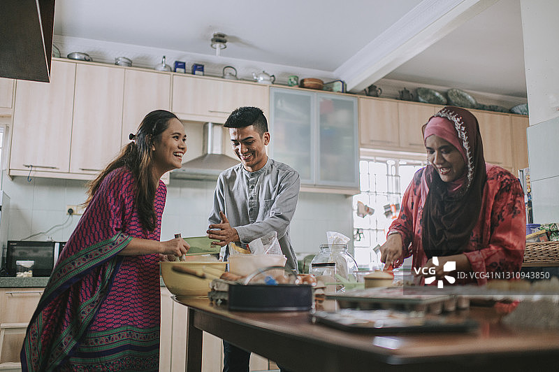 马来西亚母亲和孩子在厨房烘焙图片素材