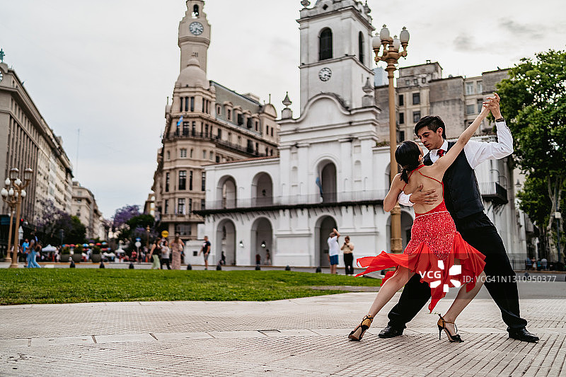 在城镇广场跳探戈的拉丁情侣图片素材