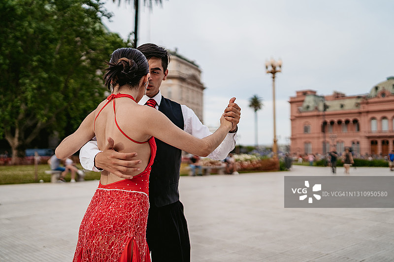 在城镇广场跳探戈的拉丁情侣图片素材