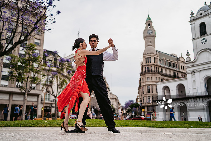 在城镇广场跳探戈的拉丁情侣图片素材