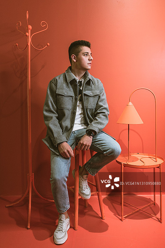 在红色房间里的年轻男人图片素材