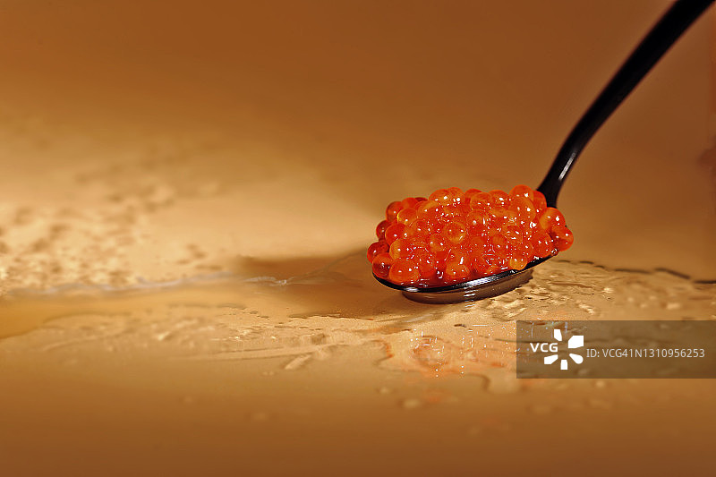 纯色背景上的红色鱼子酱图片素材