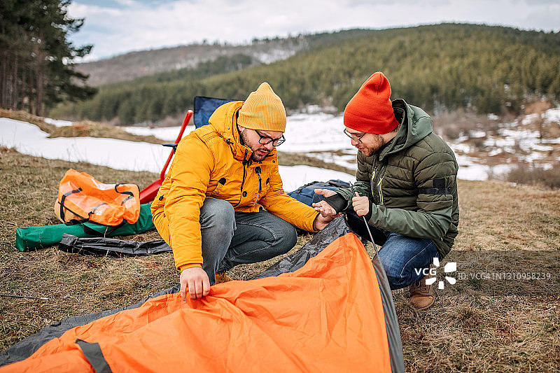 露营中的两个男人图片素材
