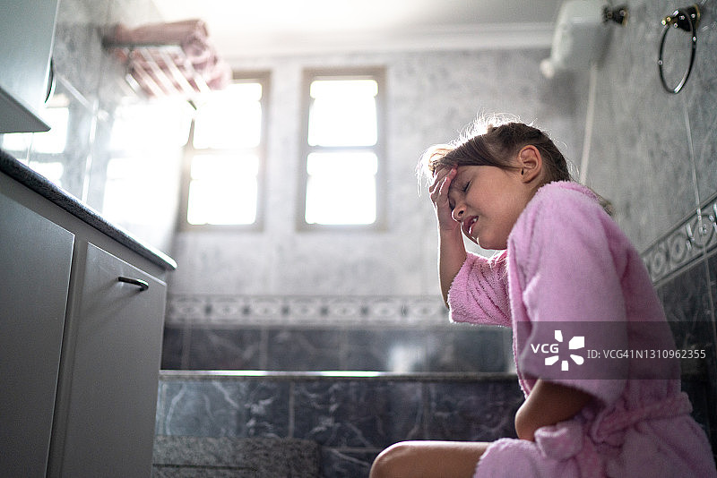 在家因胃痛使用卫生间的女孩图片素材