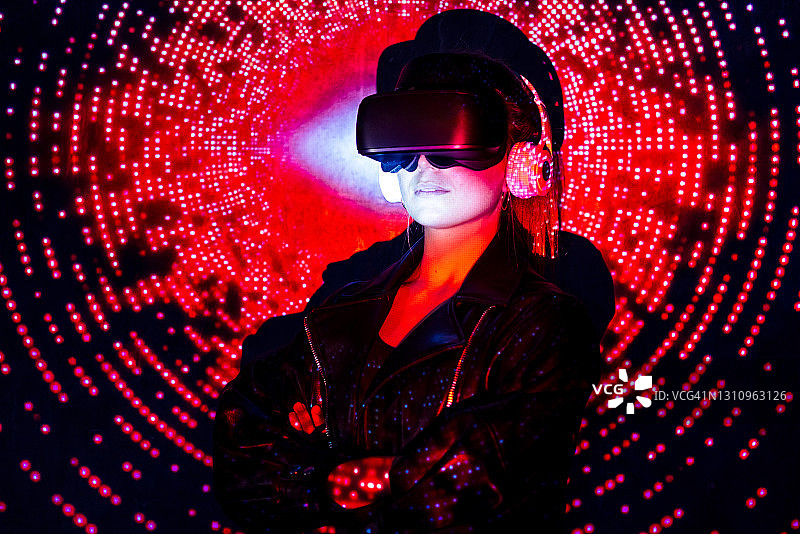 戴着VR眼镜的年轻自信女子肖像图片素材