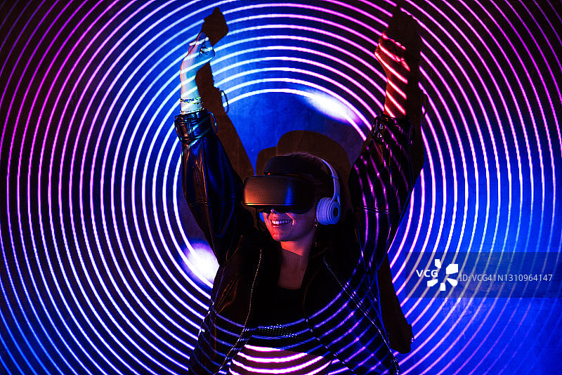 戴VR眼镜跳舞的年轻女人图片素材