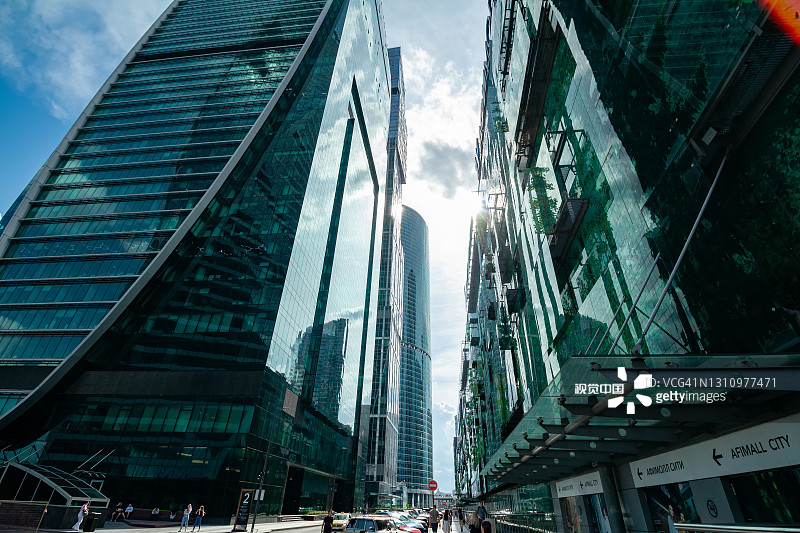 俄罗斯莫斯科：莫斯科城摩天大楼间的街道图片素材