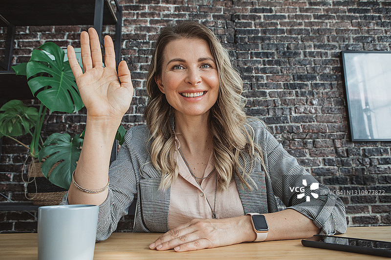 在现代办公空间工作的女性图片素材