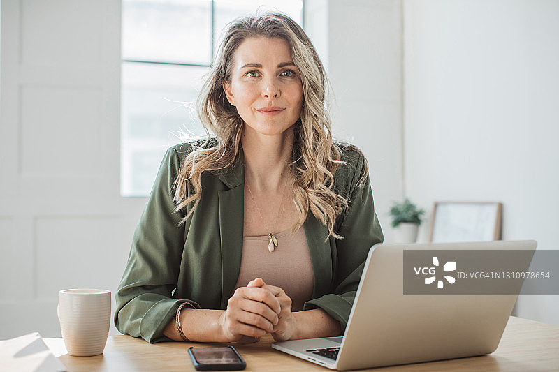 女人在家办公图片素材