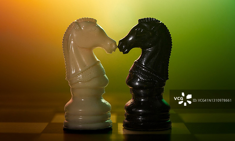 相对而立的两个国际象棋骑士图片素材