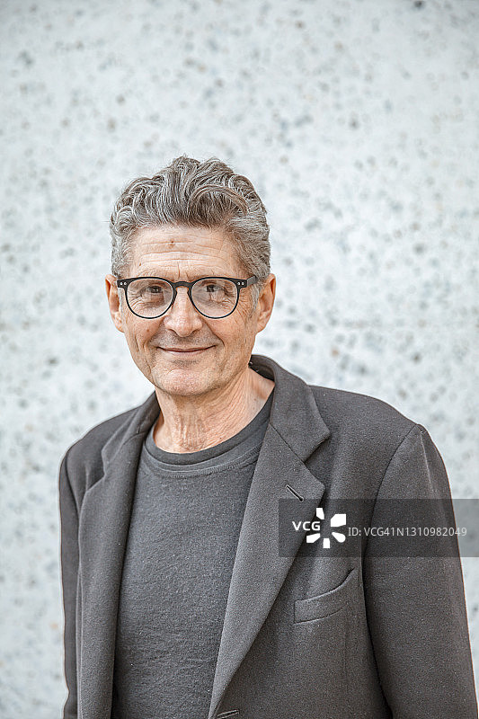 着装得体的年长男人肖像图片素材