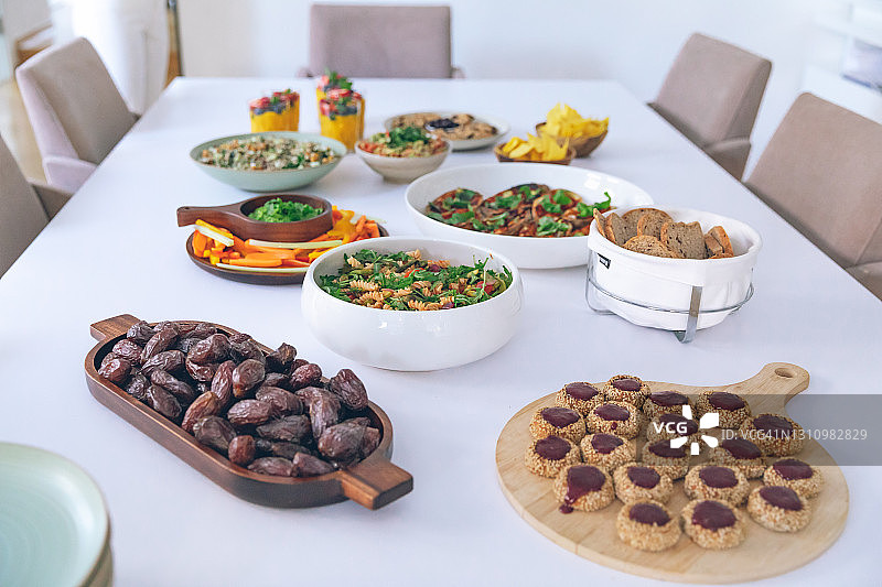 餐桌上的纯素菜肴鸟瞰图图片素材