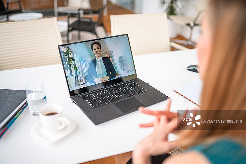 在办公室使用笔记本电脑的白人女商人图片素材