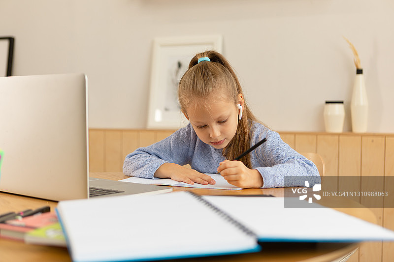 在家上网课的女孩图片素材