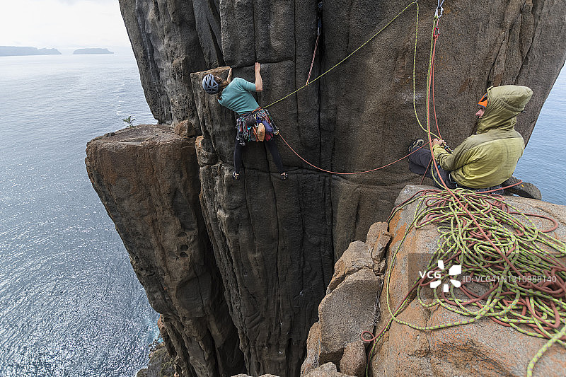 在澳大利亚塔斯马尼亚攀登劳尔角的夫妇图片素材