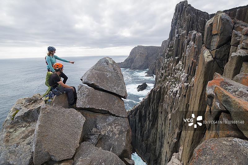 男女攀岩者在澳大利亚塔斯马尼亚的劳尔角海崖上图片素材