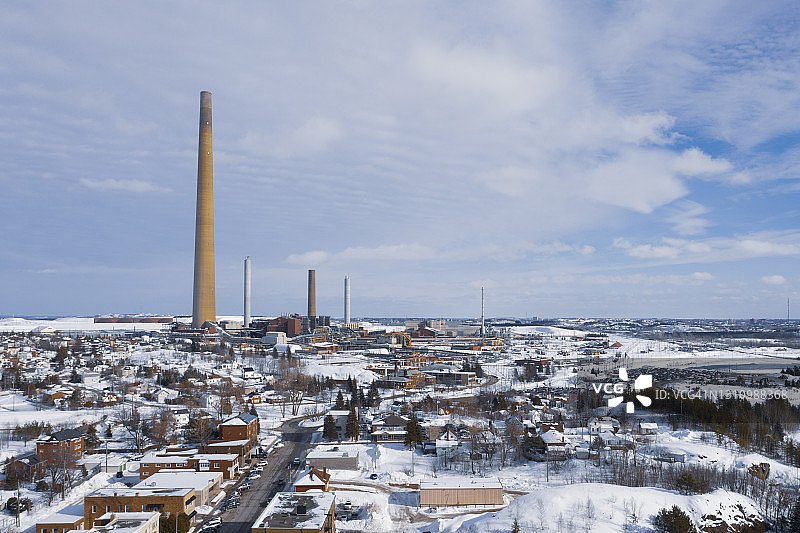 冬季小镇上空1000英尺的烟囱图片素材