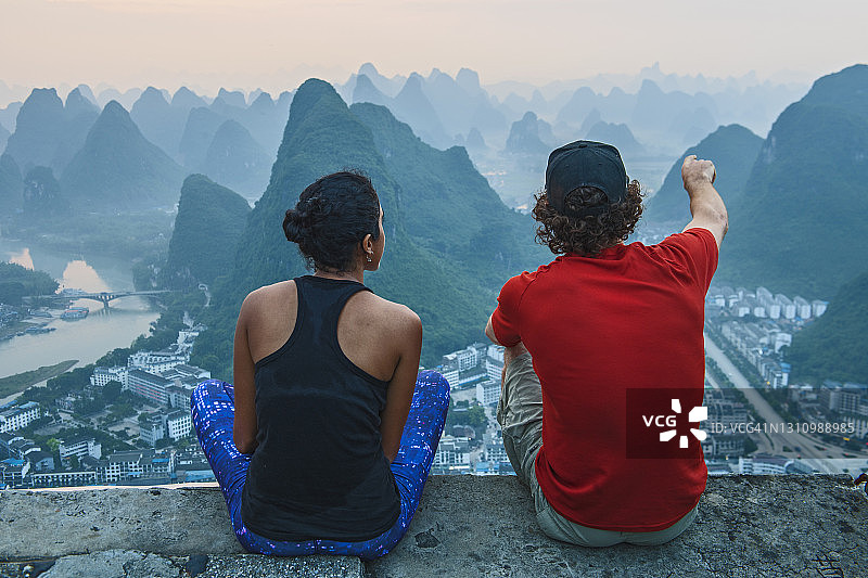 情侣在阳朔观景图片素材