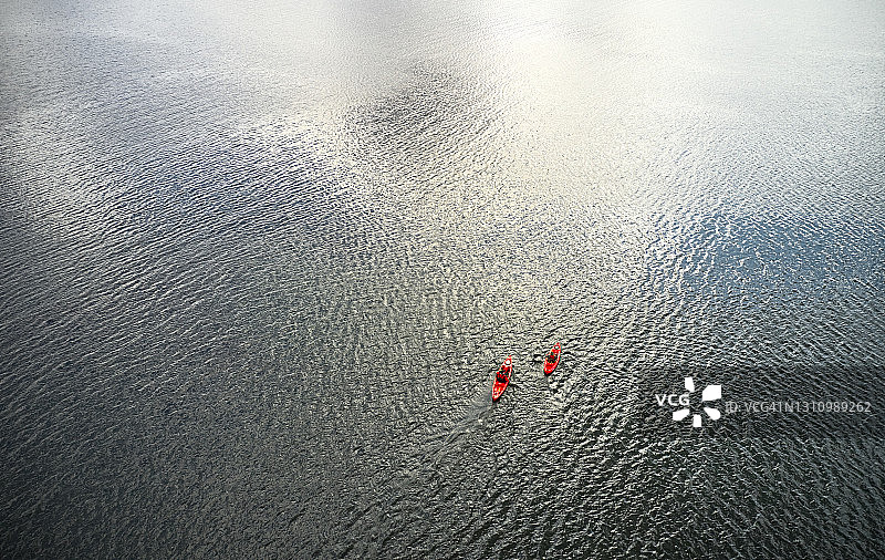 白天湖中的红色船只图片素材