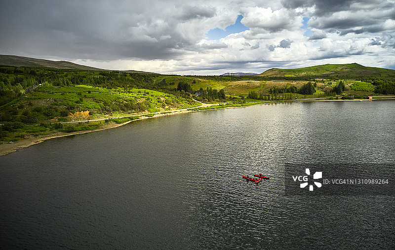 平静湖面上的红色皮划艇图片素材