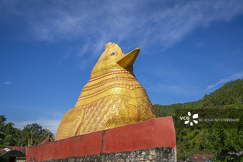缅甸景栋果音莱寺的金色大公鸡雕像图片素材