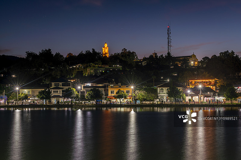 缅甸景栋农东湖上的夜间佛像图片素材