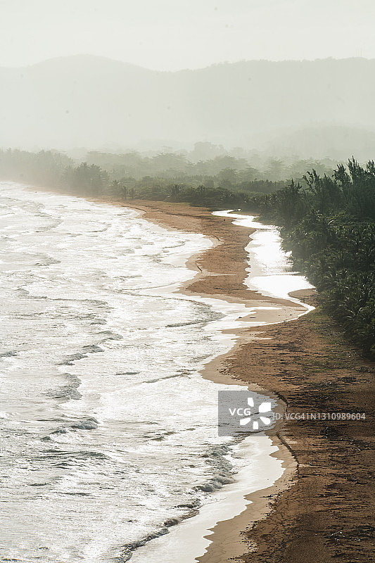 阳光照耀的波多黎各雾蒙蒙的海滩图片素材