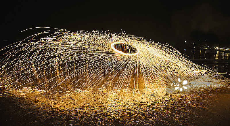 在莱雷海滩表演的火焰舞者图片素材