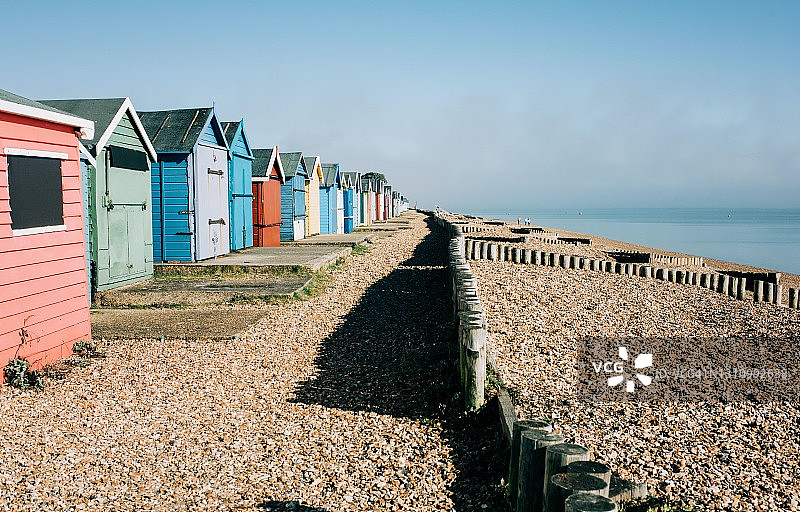 英格兰晴天鹅卵石海滩彩色小屋图片素材